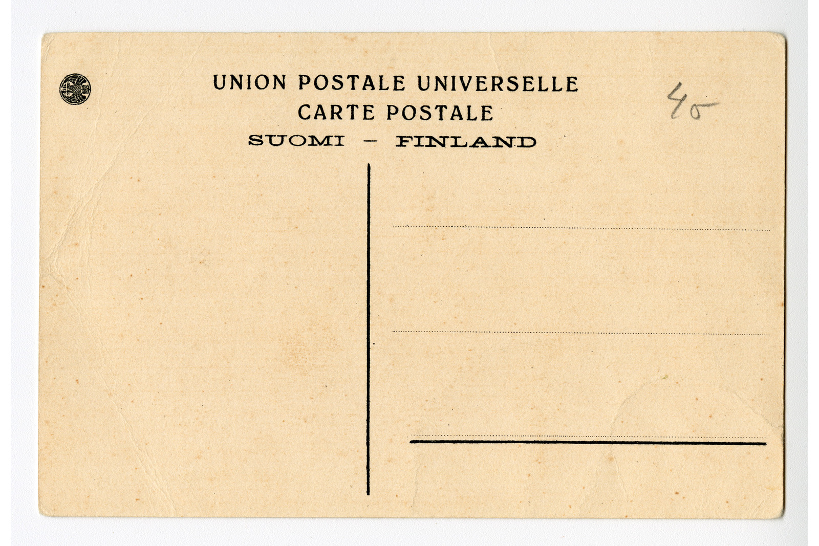 Vaakasuuntaisen kortin takapuoli, joka on lähes kokonaan tyhjä ilman käsin kirjoitettua viestiä, postimerkkiä tai postileimoja. Kortin yläreunaan keskelle on painettu teksti "Union postale universelle. Carte postale" ja sen alle "Suomi – Finland". Kortin vasemmassa yläkulmassa on pieni pyöreä painettu tunnus, ja keskellä on pystysuora jakoviiva erottamassa viesti- ja osoitepuolet. Oikealla puolella on kolme vaakasuoraa viivaa osoitetietoja varten, joista alin on muita paksumpi. Kortin oikeaan yläkulmaan on tehty lyijykynällä pieni numeromerkintä "45".