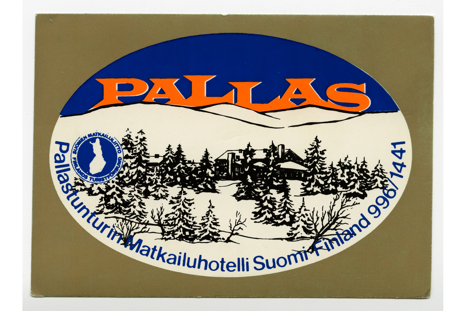 Vaakatasoinen postikortti, jossa on soikea sinivalkomustapiirros tuntureista, joiden alhaalla on talo ja puita. tunturien takana oranssilla teksti Pallas ja alhaalla teksti Pallastunturin Matkailuhotelli Suomi Finland 996/1441. Logona Suomen matkailuliitto.