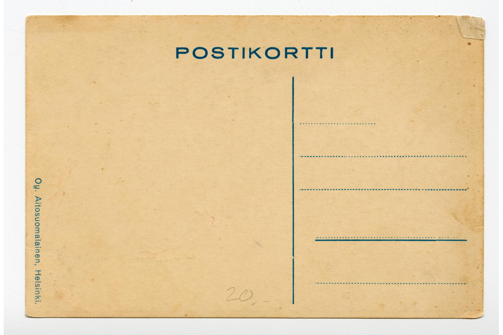 Vaakasuuntaisen kortin takapuoli, joka on lähes kokonaan tyhjä ilman käsin kirjoitettua viestiä, postimerkkiä tai postileimoja. Kortin yläreunaan keskelle on painettu sinisellä teksti "Postikortti", ja sen alapuolella on pystysuora jakoviiva erottamassa viesti- ja osoitepuolet. Oikealla puolella on neljä vaakasuoraa katkoviivaa ja yksi yhtenäinen viiva osoitetietoja varten. Kortin vasempaan reunaan on painettu pystysuunnassa teksti "Oy. Aitosuomalainen, Helsinki.". Alareunassa keskivaiheilla on haalealla lyijykynällä tehty hintamerkintä "20,-", ja kortin oikeassa yläkulmassa näkyy pieni palanen vaaleaa teippiä tai paperivaurio.
