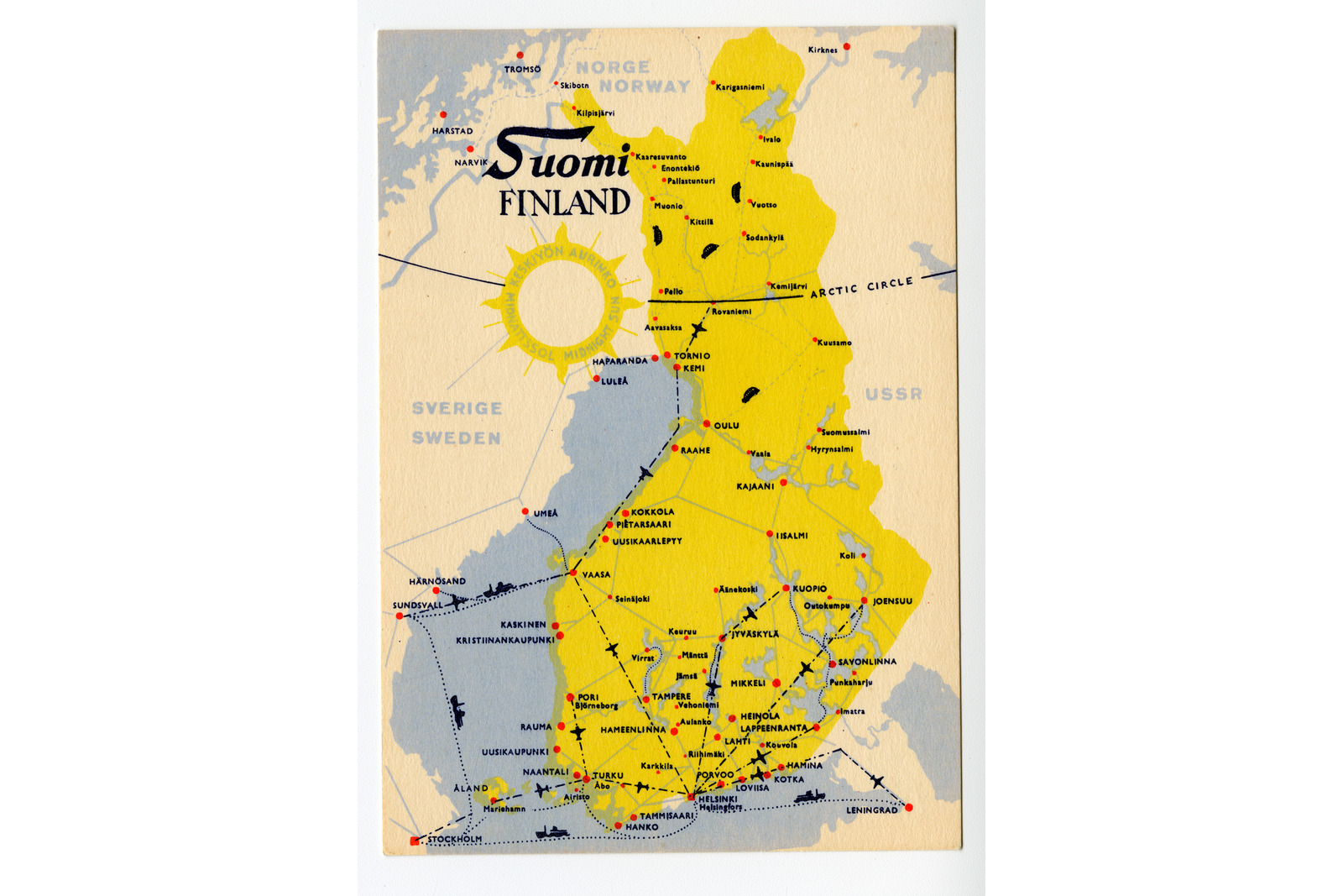 Pystymallinen postikortti, jossa keltaisella Suomen kartta. Karttaan merkitty Artic circle, isommat kaupungit sekä lento- ja laivareitit. Tekstinä Suomi Finland. Suomen kartan ympärillä tekstit USSR, Sverige Sweden, Norge Norway.
