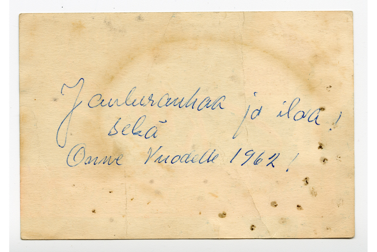 Vaakatasoinen pahvi, jossa käsin kaunolla krjoitettuna Joulurauhaa ja iloa! sekä Onne Vuodelle 1962!.