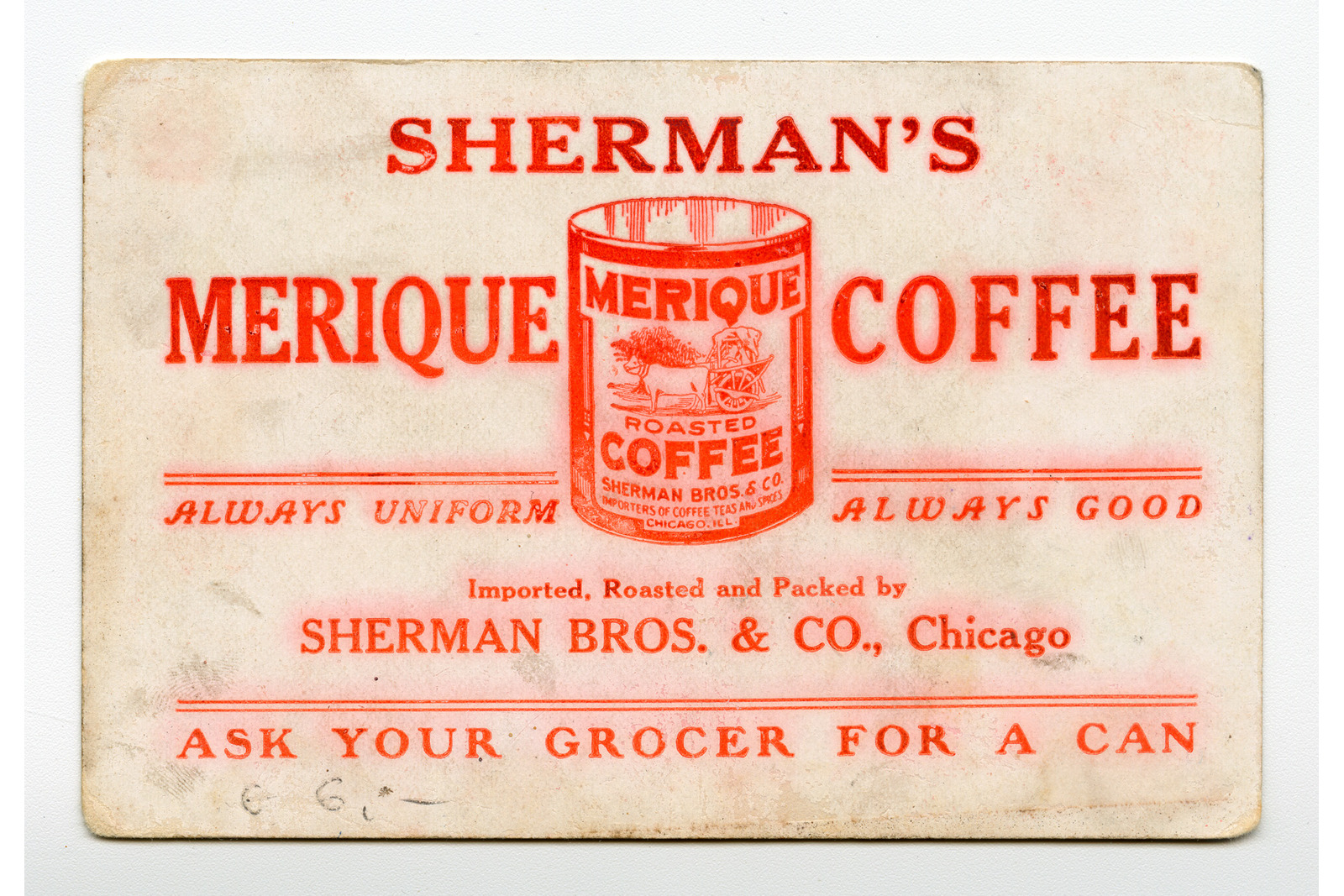 Vaakasuuntainen postikortti, jossa on punaisella painettua tekstiä ja kahvipurkin kuva vaalealla taustalla. Kortin yläreunassa lukee suurin kirjaimin "Sherman's Merique Coffee", ja tekstin keskellä on piirros punaisesta kahvipurkista, jonka kyljessä on teksti "Merique roasted coffee Sherman Bros. & Co.". Kahvipurkin kuvan vasemmalla puolella lukee "Always uniform" ja oikealla puolella "Always good". Alaosassa on teksti "Imported, roasted and packed by Sherman Bros. & Co., Chicago" ja aivan alareunassa erillisen viivan sisällä kehotus "Ask your grocer for a can". Vasempaan alakulmaan on tehty lyijykynällä haaleita merkintöjä, kuten "6,-". Kortissa ei ole postimerkkiä eikä postileimoja.