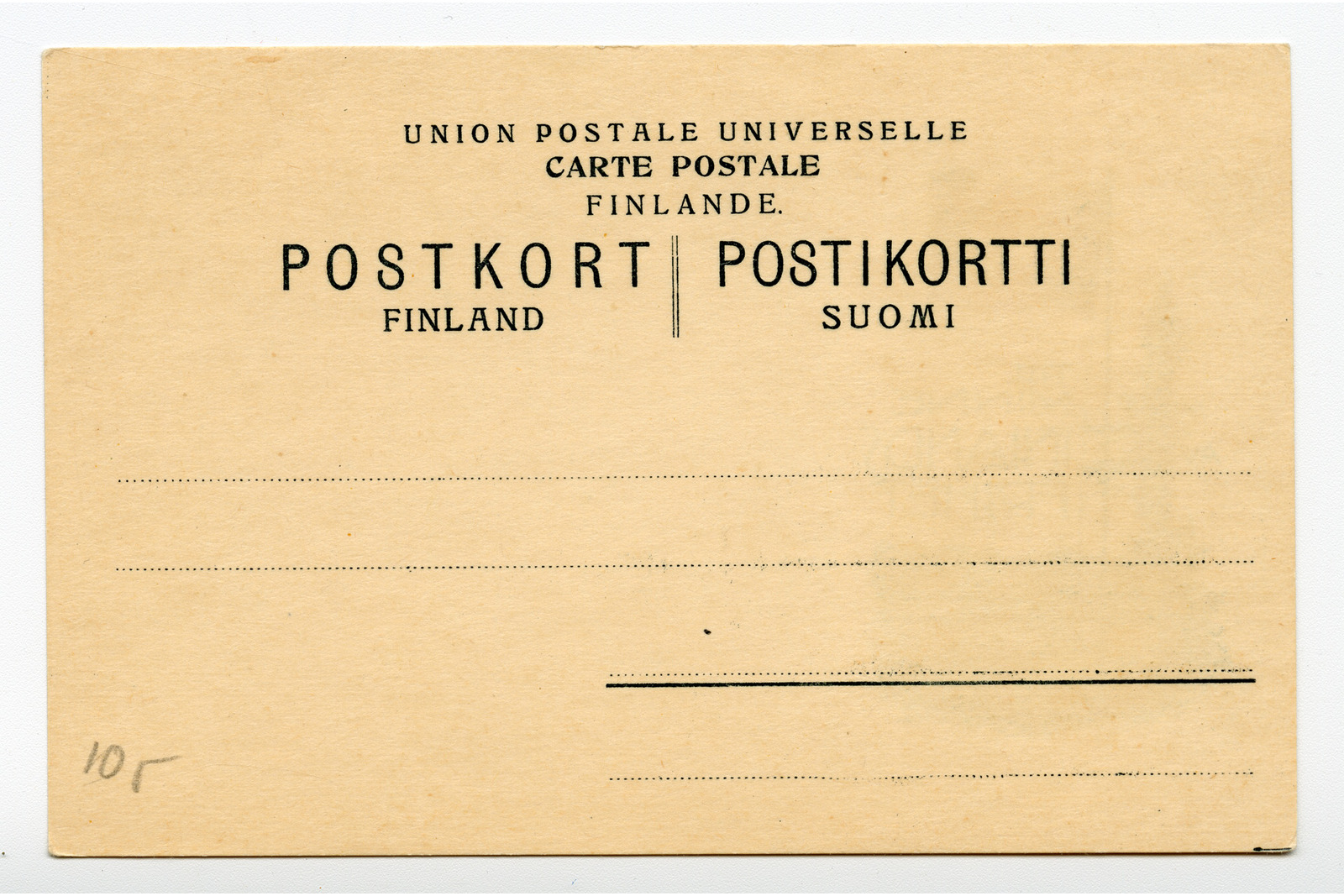 Vaakasuuntainen kortin takapuoli, joka on lähes kokonaan tyhjä ilman käsin kirjoitettua viestiä, postimerkkiä tai postileimoja. Kortin yläosaan on painettu mustalla tekstit "Union postale universelle", "Carte postale" ja "Finlande." Niiden alapuolella ovat suuremmalla fontilla "Postkort" ja "Postikortti" ja niiden alla "Finland" ja "Suomi" pystysuoran kaksoisviivan erottamina. Kortin keskivaiheilla on kaksi pitkää vaakasuoraa katkoviivaa, ja alaosassa oikealla on kolme lyhyempää viivaa osoitetiedot varten, joista keskimmäinen on yhtenäinen viiva. Vasemmassa alakulmassa on pieni lyijykynämerkintä "10r".