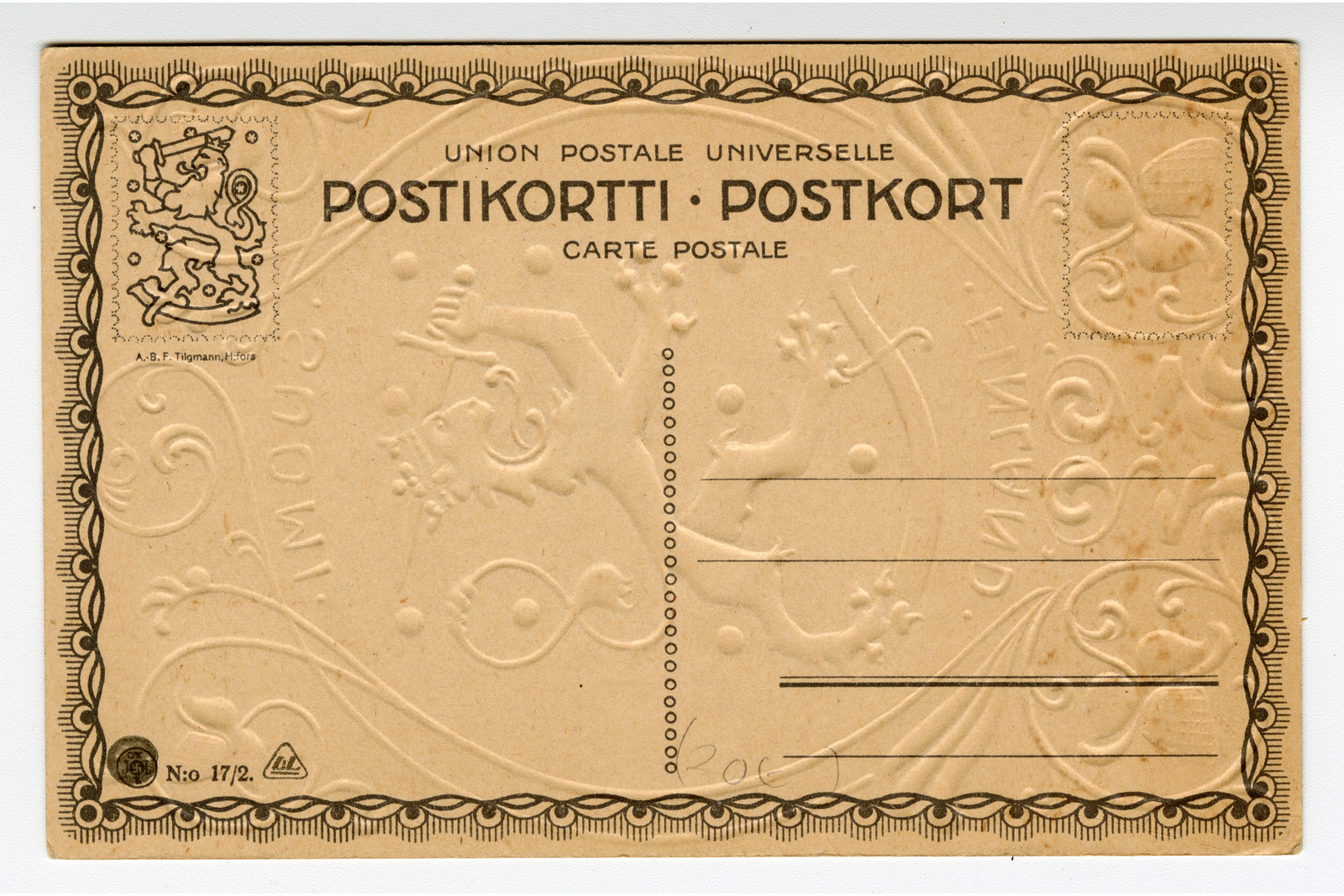 Vaakasuuntaisen kortin takapuoli, joka on tyhjä ilman käsin kirjoitettua viestiä, postimerkkiä tai postileimoja. Kortin vaaleanruskealla pohjalla näkyy edelliseltä sivulta kuultava suuri, kohokuvioitu Suomen leijonan muoto sekä tekstit "Suomi" ja "Finland" ylösalaisin ja peilikuvana. Kortin yläreunaan on painettu mustalla tekstit "Union postale universelle", "Postikortti • Postkort" ja "Carte postale". Vasemmassa yläkulmassa on suorakulmainen kehys, jonka sisällä on piirretty Suomen leijonavaakuna ja sen alla pienellä teksti "A. B. F. Tilgmann O. Y.". Oikeassa yläkulmassa on koristeellinen kohokuvioitu paikka postimerkille. Kortin keskellä on pystysuora katkoviivajono erottamassa viesti- ja osoitepuolet, ja oikealla puolella on kolme vaakasuoraa viivaa osoitetietoja varten. Korttia kiertää musta, aaltomainen ja pisteistä muodostuva koristekuvioinen reunus, ja vasemmassa alakulmassa on pienet painetut merkinnät "N:o 17/2." sekä kaksi pientä logoa. Alareunassa keskellä näkyy haalea lyijykynämerkintä "200-".