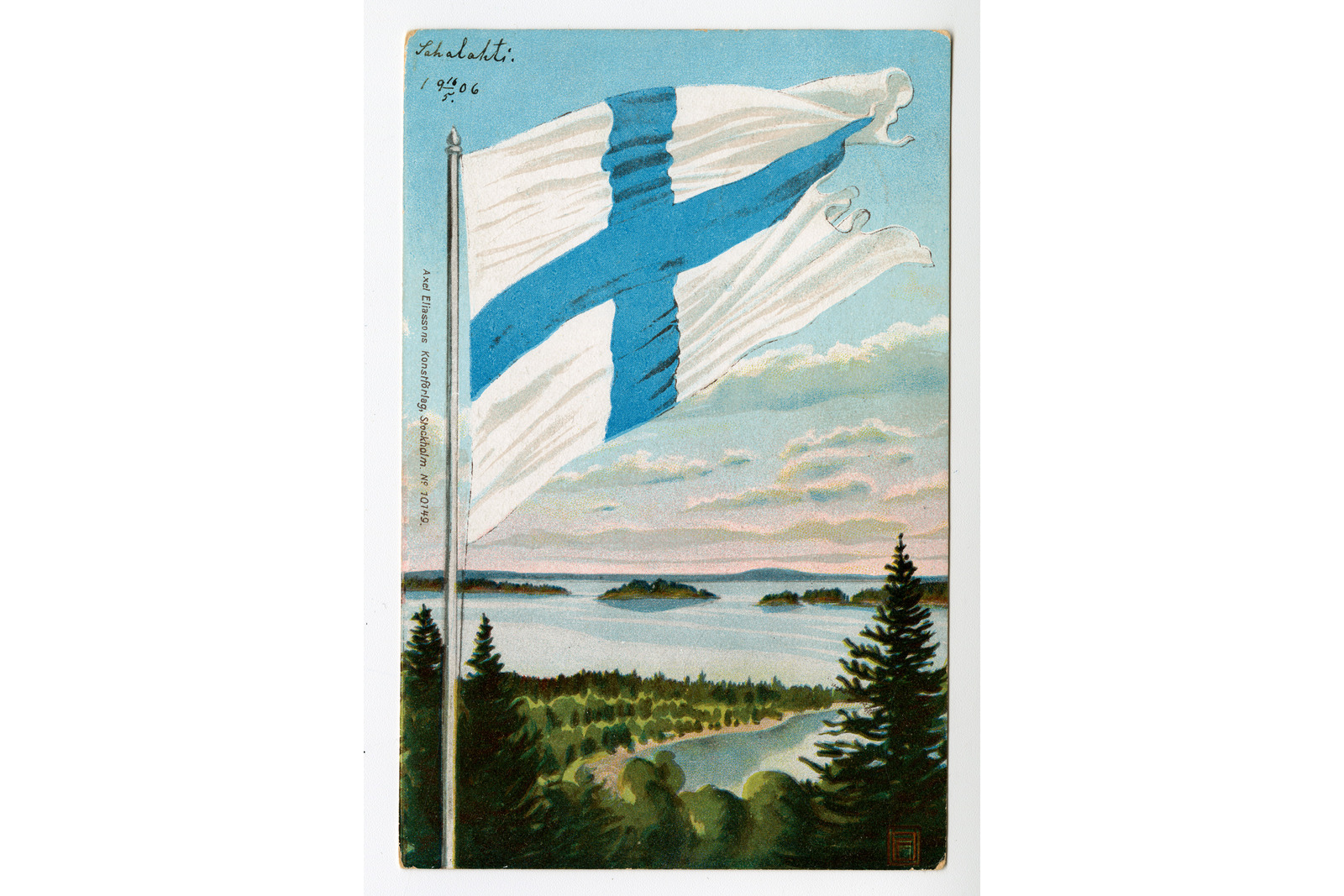 Pystysuuntainen postikortti, jonka piirroskuvituksessa on korkeassa lipputangossa liehuva valkoinen lippu sinisellä ristillä. Lipputanko sijoittuu kuvan vasempaan reunaan. Taustalla on järvimaisema, jossa näkyy saaria, kaukaisia rantoja ja pilvistä taivasta iltaruskossa. Etualalla on vihreitä havupuita ja metsäistä rinnemaisemaa. Kortin vasempaan yläkulmaan on kirjoitettu käsin musteella teksti Sahalahti ja päiväys 19 13/06 5. Lipputangon vieressä vasemmalla puolella lukee pystysuuntainen pieni painoteksti Axel Eliassons Konstförlag, Stockholm N:o 3092.