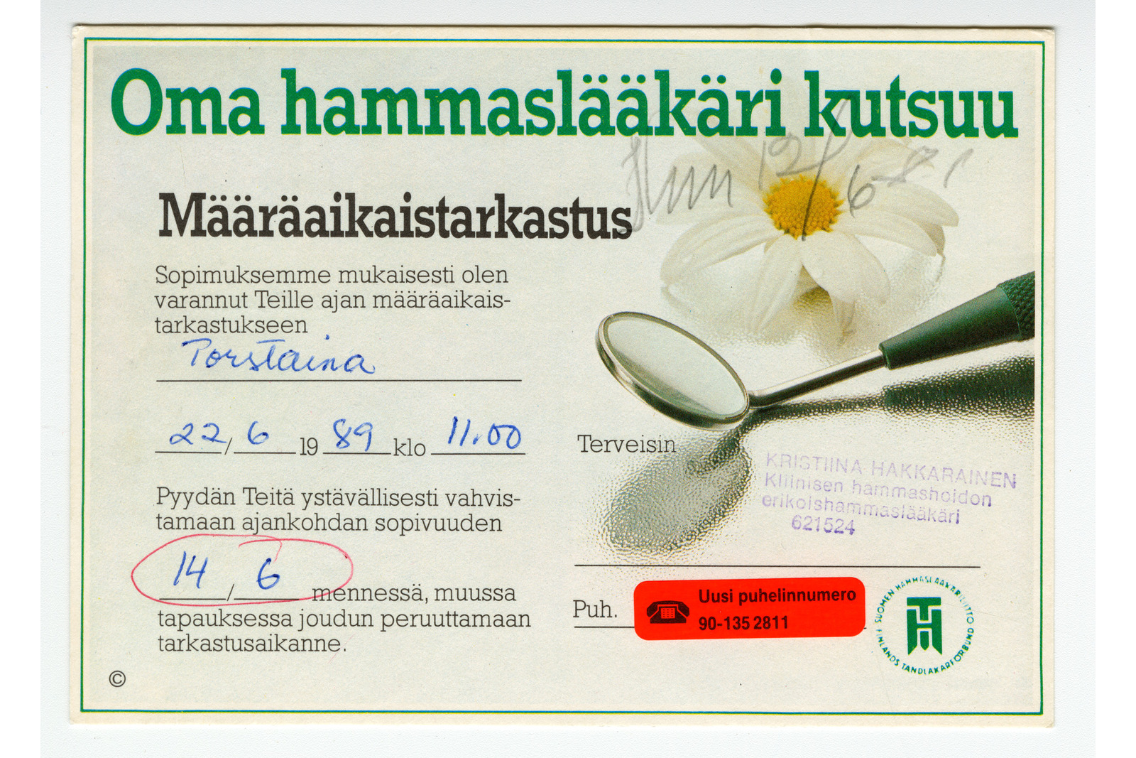 Vaakatasoinen postikortti, jossa on otsikkona Oma hammaslääkäri kutsuu Määräaikaistarkastus. Valmiin tekstin lisäksi kortissa on käsin kaunolla kirjoitettuna teksitit omille kohdilleen Torstaina 22.6.89 11.00 14.6. Kortissa on myös hammaslääkärin leima, puhelinnumerotarra sekä kuvassa tarkastuspeili ja päivänkakkaran kukka.