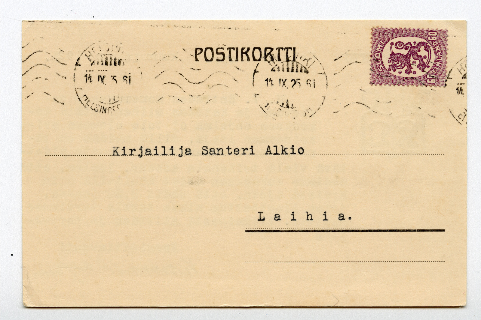 Vaakasuuntainen postikortin taustapuoli, jonka kellertävälle pohjalle on kirjoitettu osoitetiedot mustalla kirjoituskonefontilla. Kortin yläreunassa lukee mustalla painatuksella sana postikortti. Oikeassa yläkulmassa on lila postimerkki, jossa on vaaleanpunainen vaakunaleijona ja arvo 60. Merkin ja kortin päällä on kaksi pyöreää Helsinki-leimaa aaltoviivoineen päivämäärällä 14.IX.25. Kortin keskelle on kirjoitettu vastaanottajaksi kirjailija Santeri Alkio ja osoitteeksi Laihia. Osoitteen alla on paksu, musta alleviivaus.