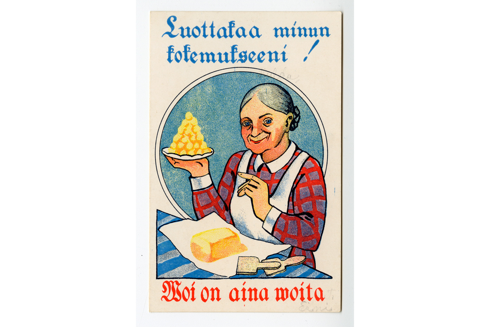 Pystysuuntainen postikortti, jonka piirroskuvituksessa hymyilevä, harmaatukkainen nainen pitelee kädessään lautasta, jossa on keko keltaisia voipalloja. Nainen on pukeutunut ruudulliseen paitaan ja vaaleaan esiliinaan. Hänen edessään sinivalkoraidallisella pöytäliinalla on voipakkaus käärittynä paperiin sekä puinen voiveitsi. Kuvituksen taustalla on pyöreä, sinertävä kehys. Kortin yläreunassa lukee sinisellä tekstityylillä luottakaa minun kokemukseeni! ja alareunassa punaisella tekstityylillä voi on aina voita.