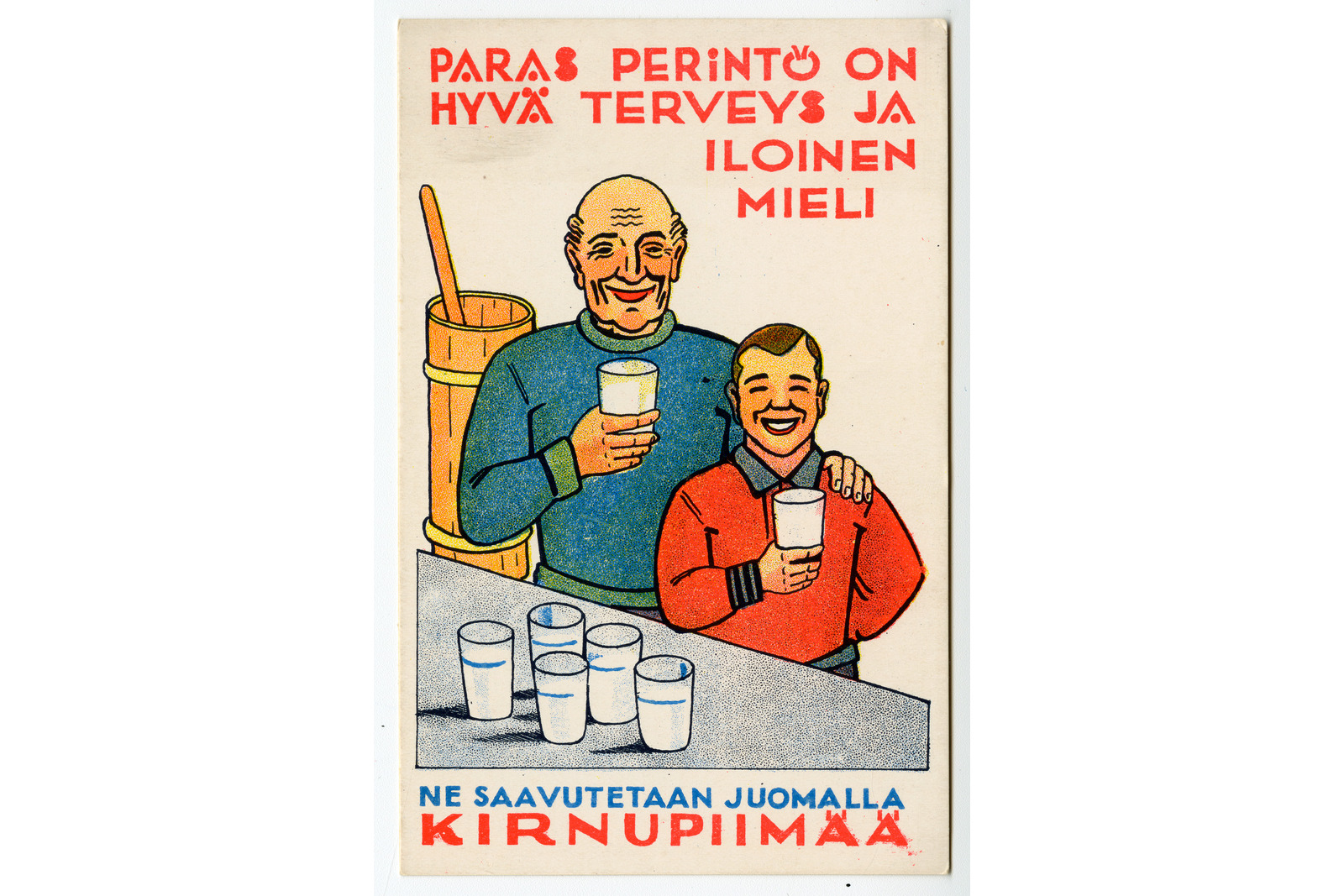 Pystysuuntainen postikortti, jonka värikkäässä piirroskuvituksessa hymyilevä, ikääntynyt mies ja nuorempi poika seisovat vierekkäin pitelemässä maitolasia kädessään. Miehellä on sininen paita, ja hänen takanaan näkyy puinen pystykirnu survimineen. Pojalla on punainen paita, ja miehen käsi lepää hänen olallaan. Heidän edessään pöydällä on viisi täyttä juomalasia. Kortin yläreunassa lukee punaisella painatustekstillä paras perintö on hyvä terveys ja iloinen mieli ja alareunassa sinisellä sekä punaisella tekstillä ne saavutetaan juomalla kirnupiimää.