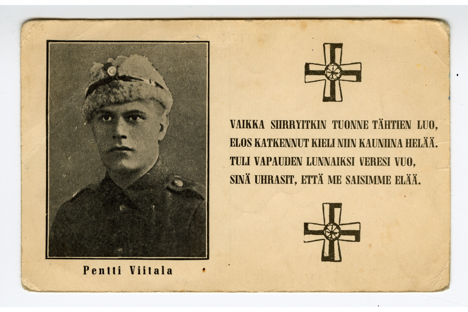 Vaakasuuntainen postikortti, jonka kellertävän pohjan vasemmassa reunassa on mustassa pystykehyksessä mustavalkoinen muotokuva miehestä. Kuvassa nuori mies katsoo suoraan eteenpäin. Hänellä on yllään sotilaspuku ja päässään karvaturkislakki, jonka etuosassa on pyöreä kokardi. Kehyksen alapuolella lukee nimi Pentti Viitala isolla alkukirjaimella.Kortin oikeassa osiossa on mustalla painettuna nelirosuinen muistoruno:”Vaikka siirryitkin tuonne tähtien luo,elos katkennut kieli niin kauniina helää.Tuli vapauden lunnaiksi veresi vuo,sinä uhrasit, että me saisimme elää.”Runotekstin ylä- ja alapuolella on mustalla viivalla piirretty risti, jonka keskellä on ruusukekuvio.
