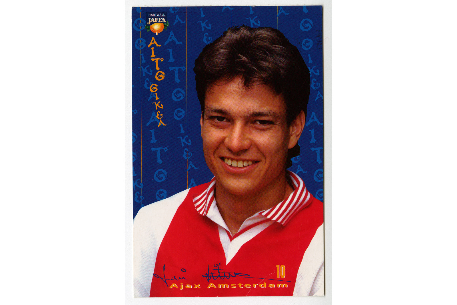 Pystymallisessa postikortissa on Jari Litmasen kuva Ajaxin pelipaidassa. Vasemmassa yläkulmassa on Hartwall Jaffa -logo Aito oikea -tekstillä. Alapuolella on painettu Litmasen allekirjoitus ja teksti Ajax Amsterdam 10.