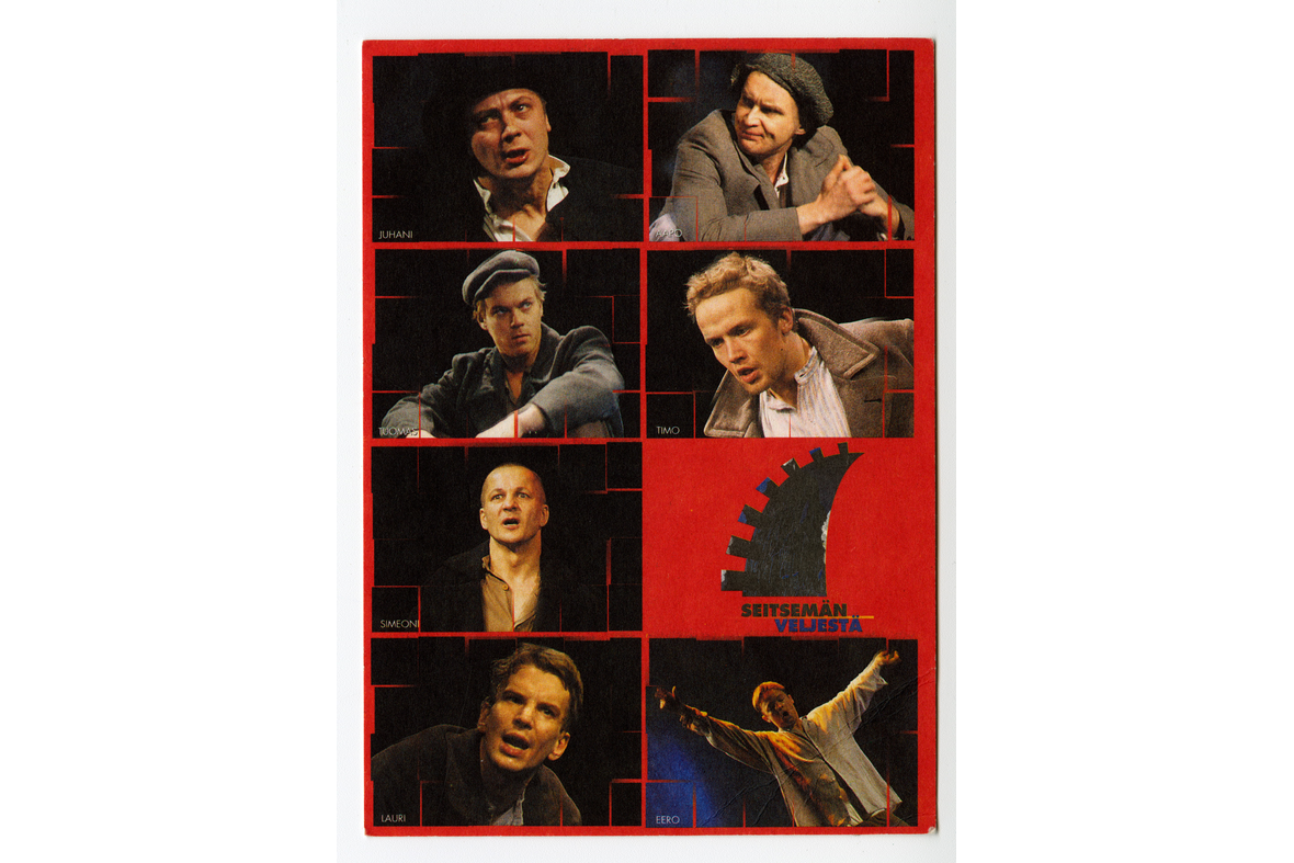 Pystytasoisessa postikortissa on kahdeksan eri pikkukuvaa, seitsemässä on seitsemän eri miestä näyttämöllä, yhdessä on logo ja teksti Seitsemän veljestä.