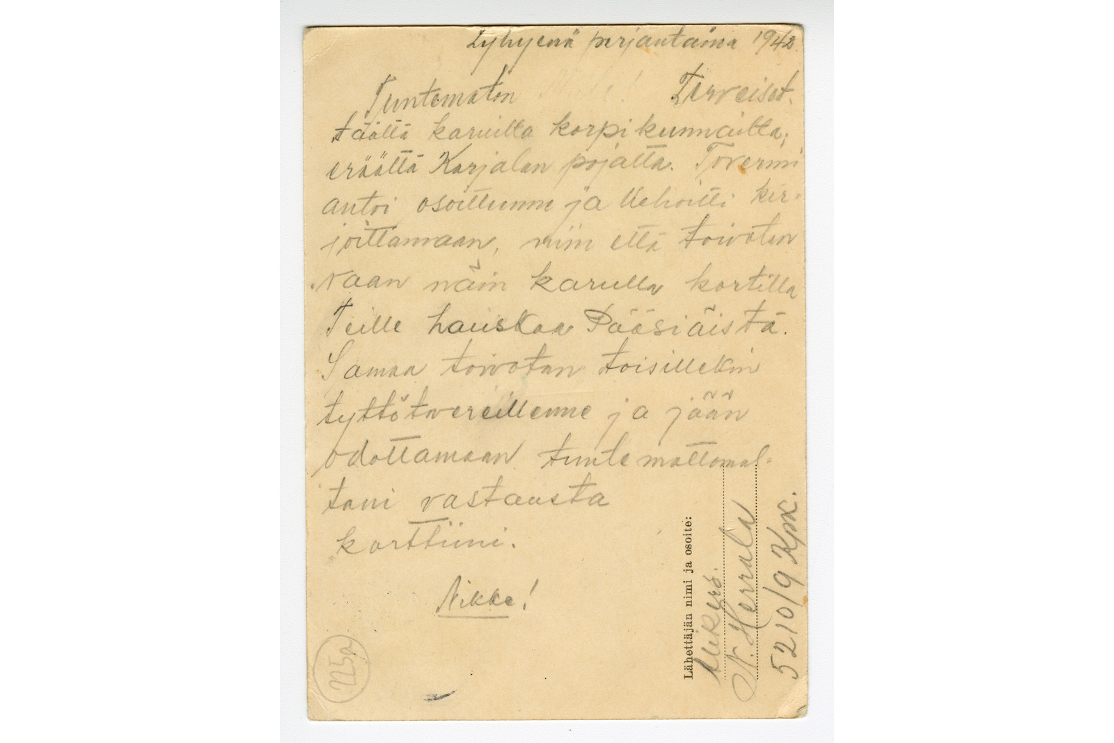 Pystymallinen postikortti, jossa on lyijykynällä kirjoitettu viesti päivättynä "lyhyenä perjantaina 1942" ja aloituksella "Tuntematon terveiset täältä karuilta korpikunnailta, eräältä Karjalan pojalta."