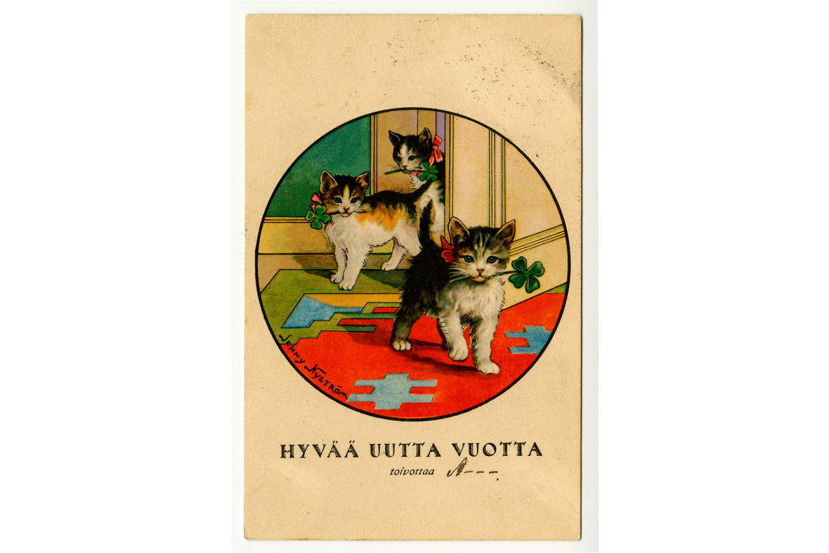 Pystytasoisessa postikortissa keskellä ympyrässä on piirroskuva kolmesta kissanpennusta tulossa sisään raollaan olevasta ovesta. Niillä on rusetit kaulassaan ja neliapila suussaan. Piirroksen sisällä on teksti jenny Nyström, alla Hyvää uutta vuotta toivottaa ja käsinkirjoitettu nimi.