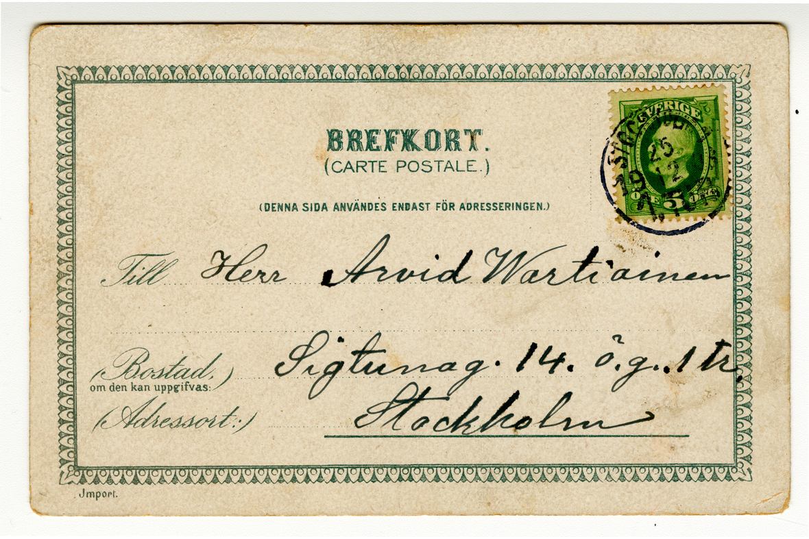 Kirjekortti, jossa vihreän reunuksen sisällä tekstitiedot sekä Ruotsin postimerkki Tukholman postileimalla. Käsinkirjoitettu osoite Herr Arvid Wartiaiselle.