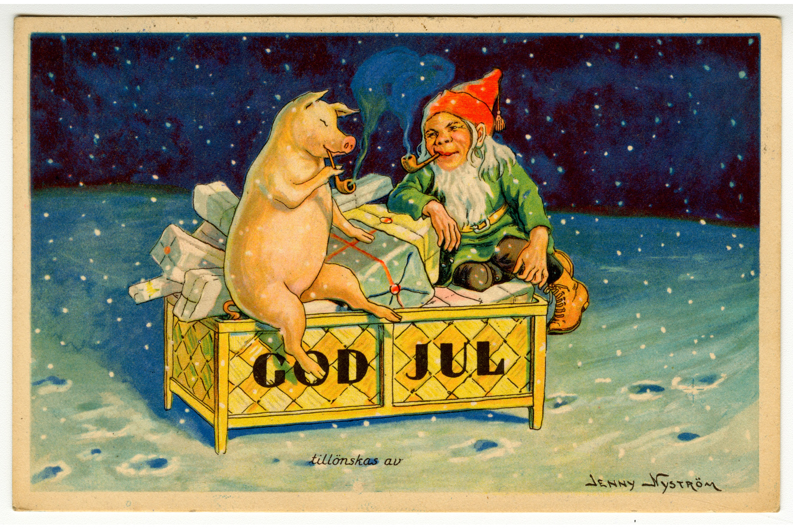 Jenny Nyströmin piirtämä joulupostikortti, jossa vaakatasossa lumisessa maisemassa kopan päällä lahjojen kanssa piippua polttavat tonttu ja sika. Korissa lukee God jul
