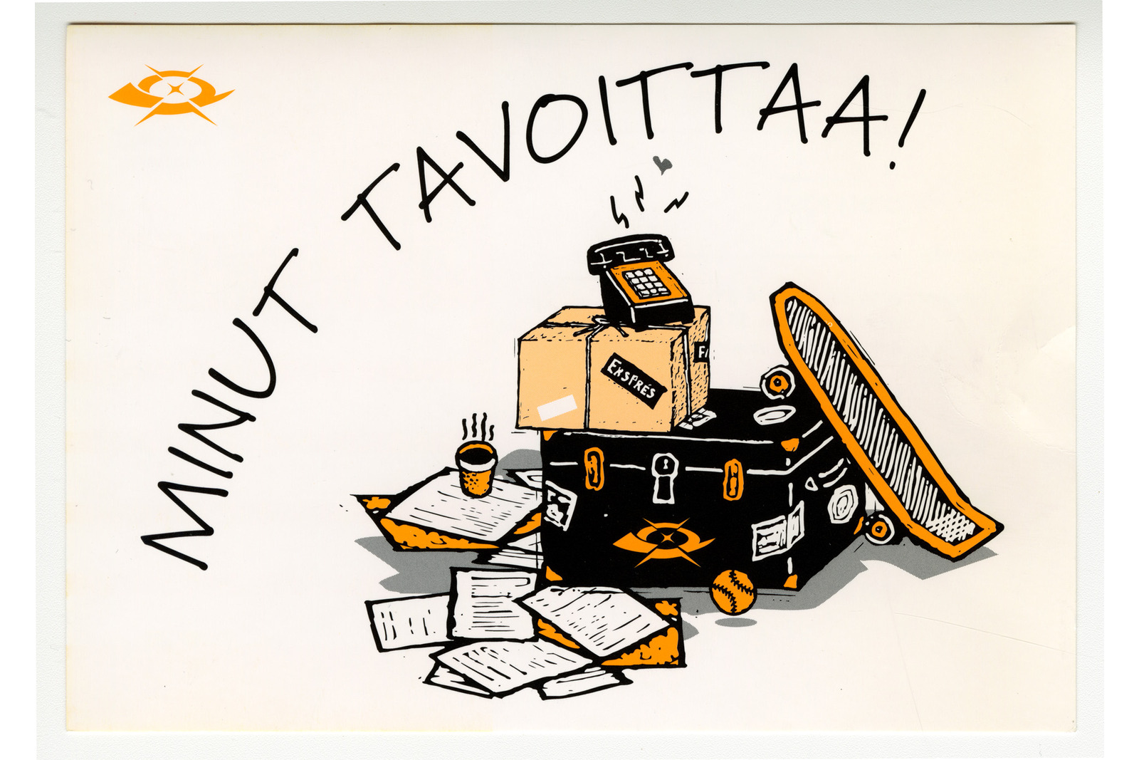 Vaakamallinen postikortti, jossa on piirrettynä kuvana matka-arkku, paketti, puhelin, kirjeitä ja skeittilauta. Vasemmalta alakulmasta ylhäälle oikealle kiertyy teksti Minut tavoittaa! Postin tyylitelty postitorvi-logo löytyy kortin vasemmasta yläkulmasta ja matka-arkusta.