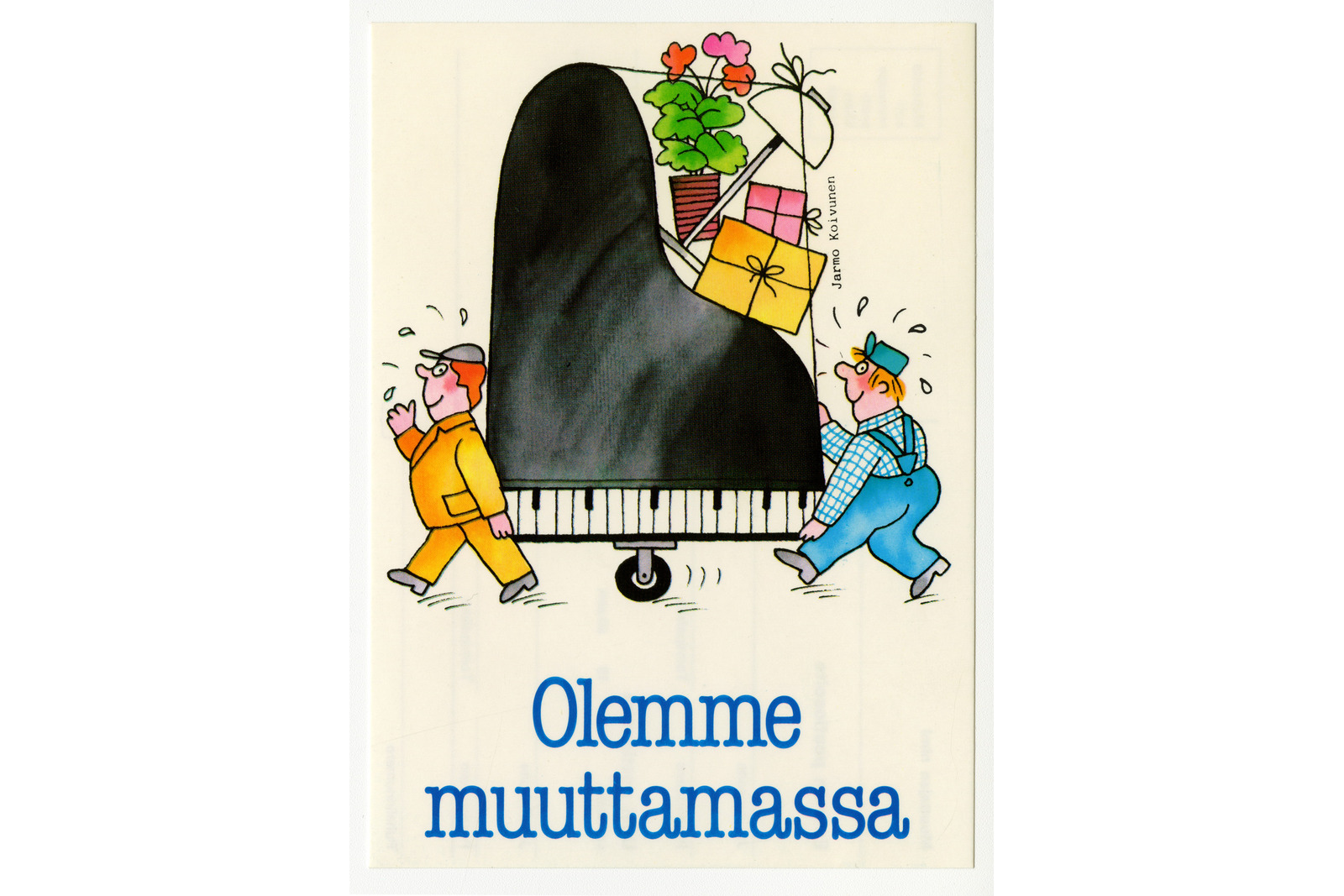 Pystymallinen postikortti, jossa kaksi miestä on kuljettamassa pyörän päällä olevaa flyygeliä ja siihen sidottuja kukkapurkkia, lamppua ja paketteja. Kortin alapuolella on teksti olemme muuttamassa.