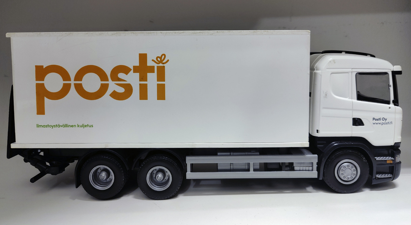 Pienoismalli valkoisesta rekasta, jossa oranssilla Postin logo