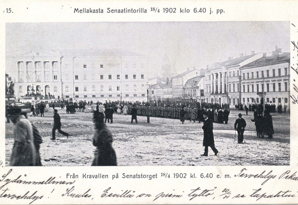Kuvapostikortti, jossa on ylhäällä painettuna tekstinä Mellakasta Senaatintorilla 18.4.1902 klo 6.40 j. pp. Sama teksti on ruotsiksi kuvan alla. Kuvassa on helsingin senaatintori. Torilla on joukko armeijan väkeä sekä siviiliväestöä liikkumassa joukosta poispäin. Alla ja oikeassa yläreunassa käsinkirjoitettu viesti. Vasemmalla sivun suuntaisesti painettuna Emil Rundmanin valokuvaamo. Oikealla sivussa tekstinä jälkipainos kielletty.