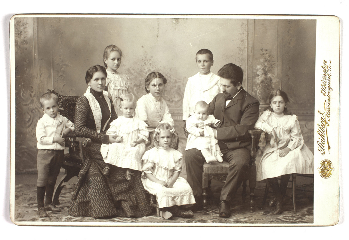 Sonja ja Karl Emil Ståhlberg kahdeksan lapsensa kanssa vuonna 1904.