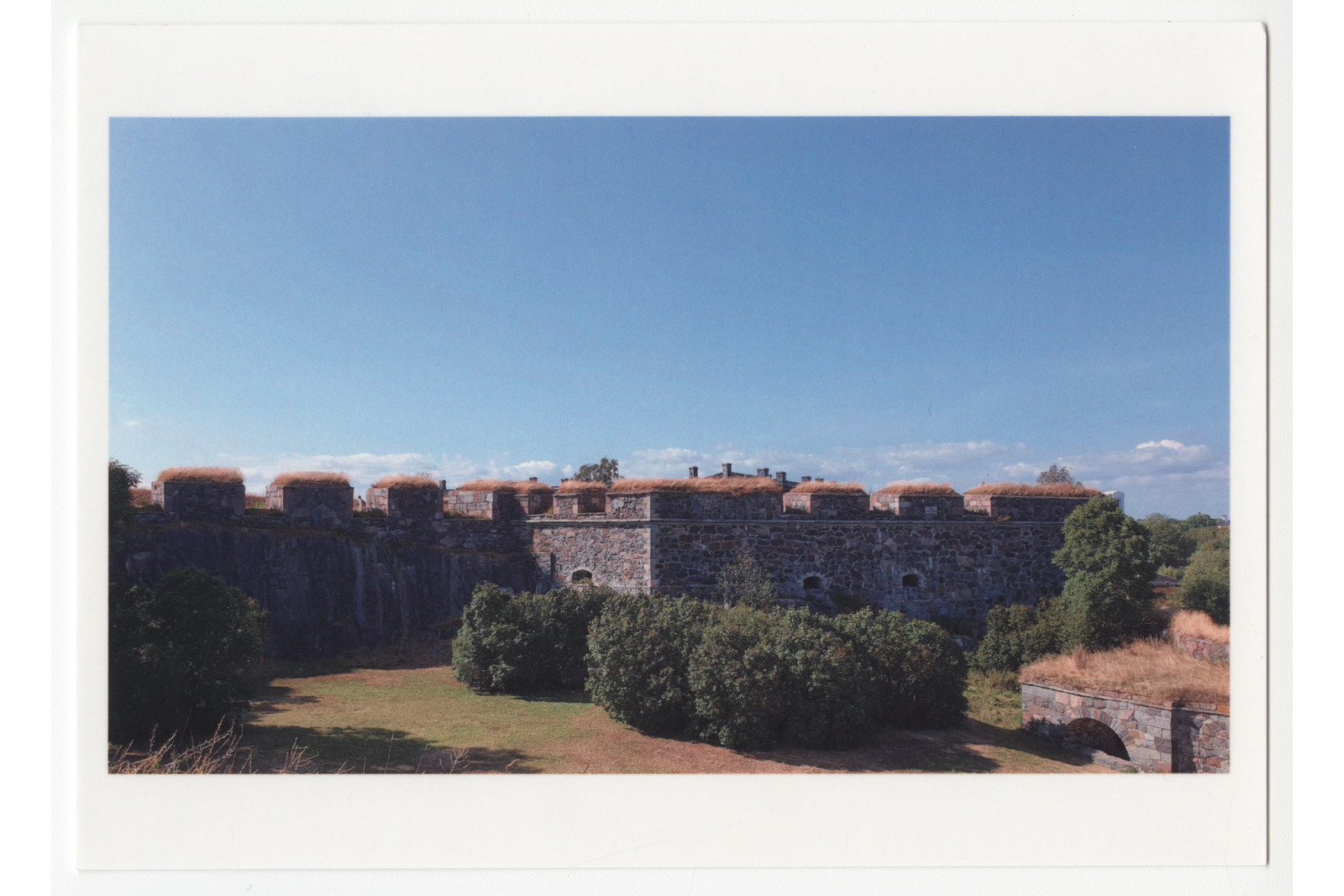 Postikortissa Suomenlinna kuvattuna