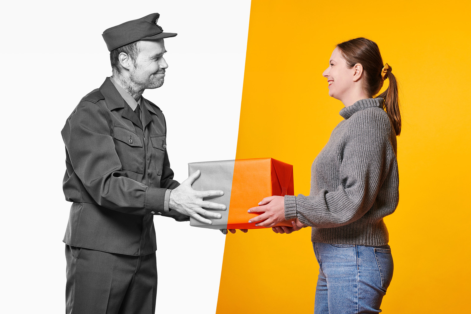 Vanhan ajan postinjakaja mustavalkoisessa osuudessa ojentaa paketin nuorelle naiselle nykyaikaan värilliseen kuvaosuuteen.