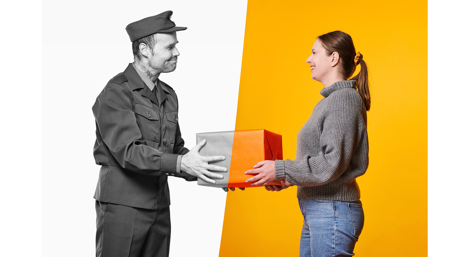 Vanhan ajan postinjakaja mustavalkoisessa osuudessa ojentaa paketin nuorelle naiselle nykyaikaan värilliseen kuvaosuuteen.