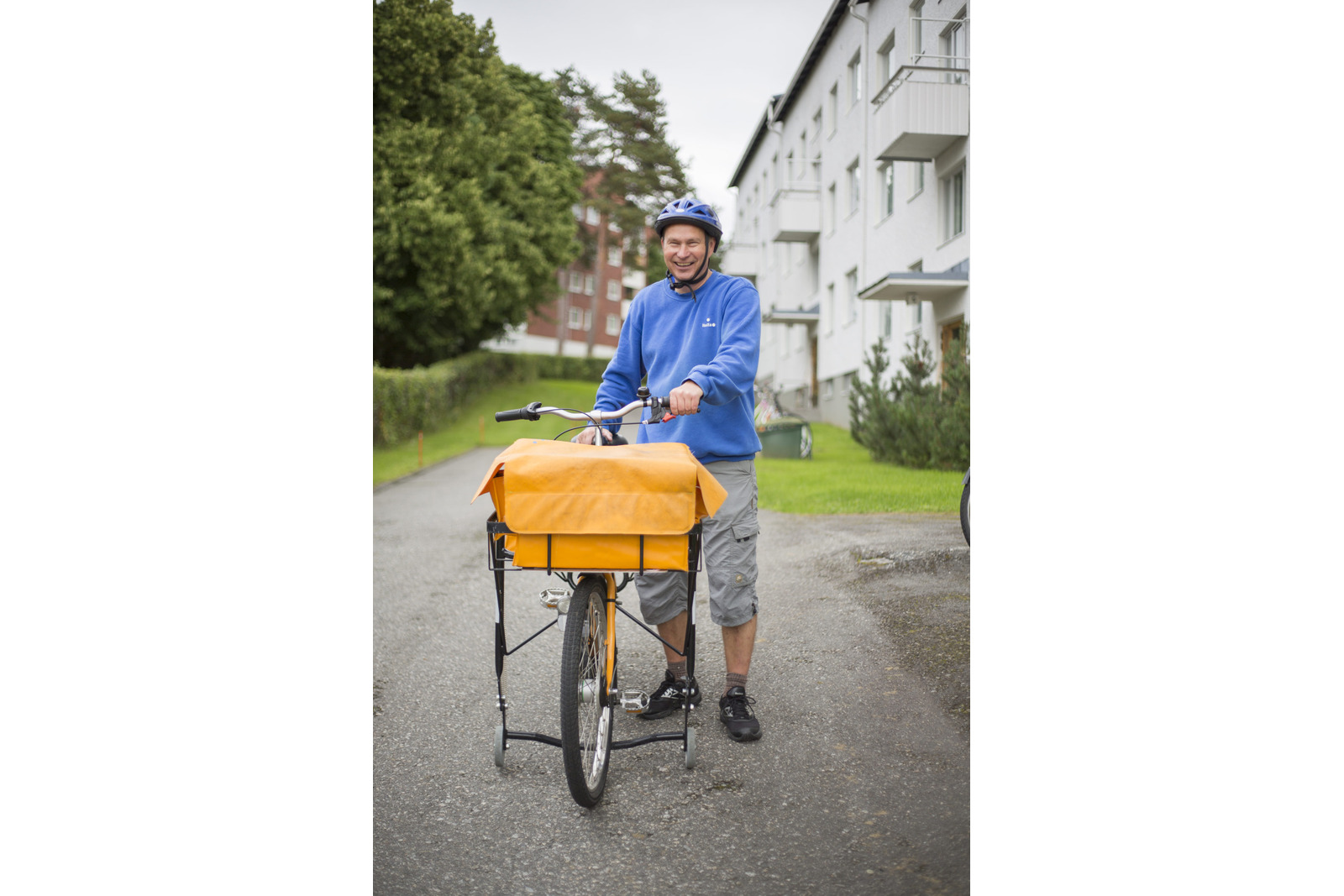 Postinjakaja puöränsä kanssa.