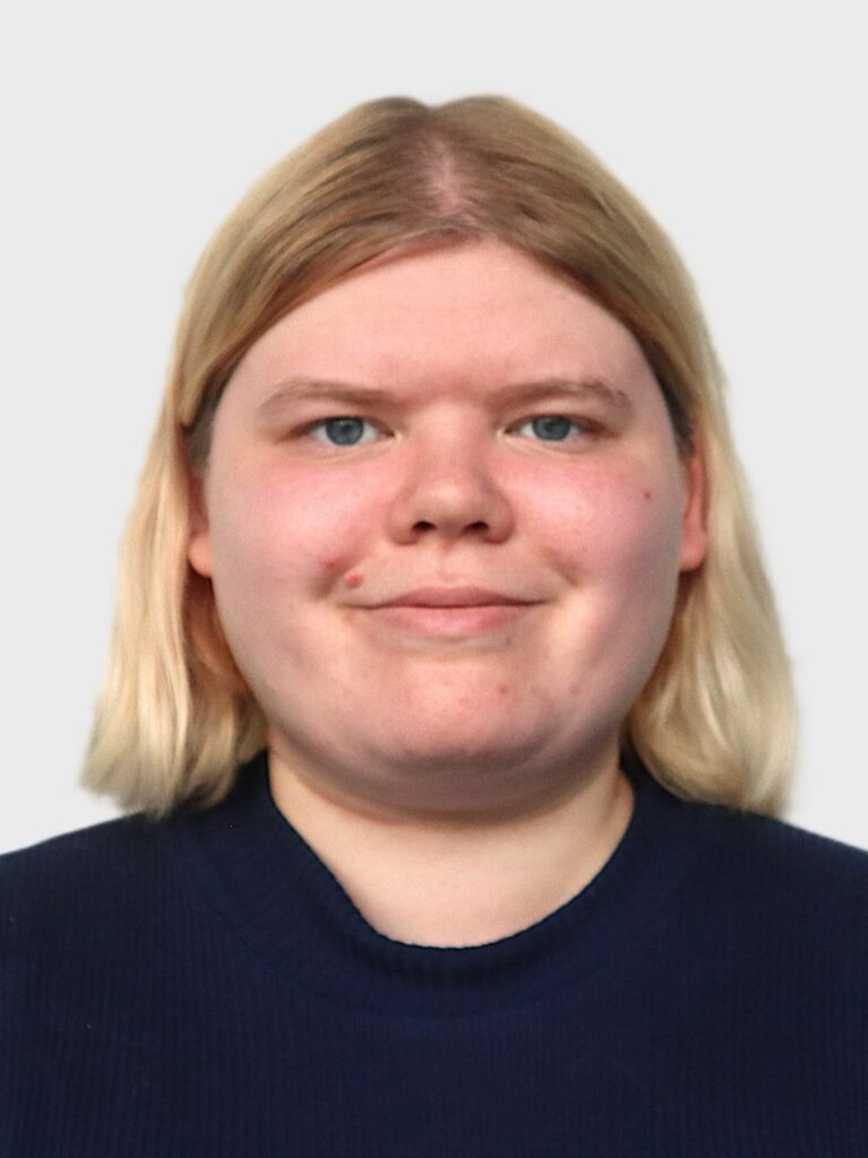 Polka-hårig blond kvinna i en svart skjorta, porträtt.