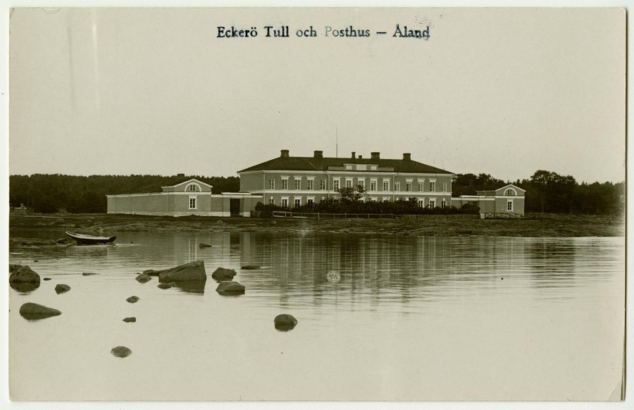sisällön kuvaus: C. L. Engelin suunnittelema Eckerön posti- ja tullitalo, valmistui 1828