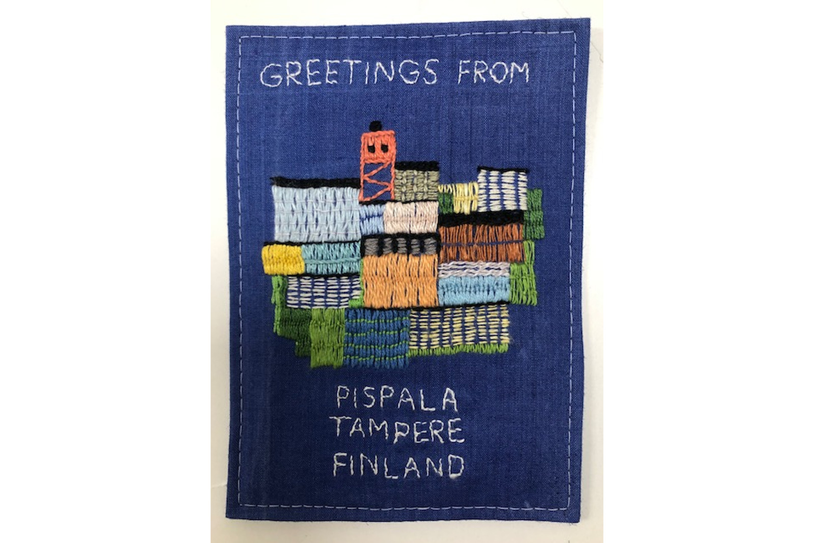 Kankaalle toteutettu ommeltu postikortti