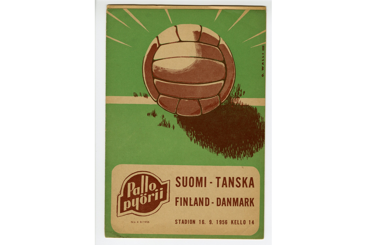 Piirroskuva, jossa jalkapallo vihreällä taustalla, alhaalla suomeksi ja ruotsiksi Suomi-Tanska sekä tekstit Pallo pyörii, Stadion, numeroin kuudestoista yhdeksättä 1959 kello 14.