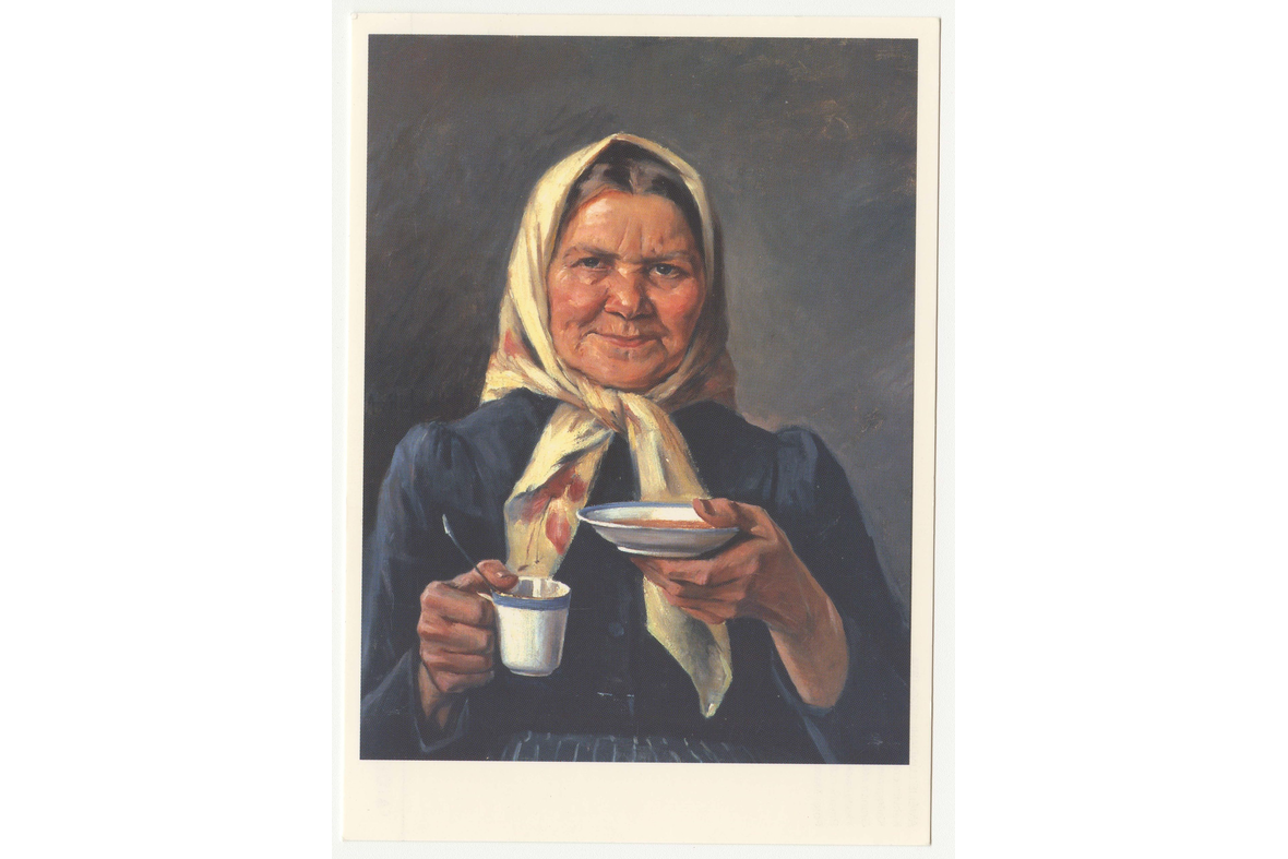 Postikorttipiirroksessa iäkäs huivipäinen nainen kahvikuppi ja -asetti käsissään.