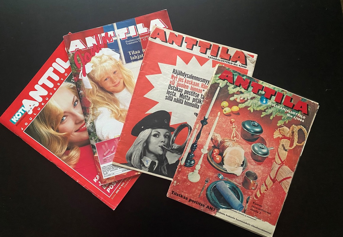 Postimyyntikuvastojen kansia, yhdessä on hymyilevä nainen, toisessa hymyilevä tyttö, kolmannessa nainen soittaa torvea ja neljännessä on joulupöytäkattaus.