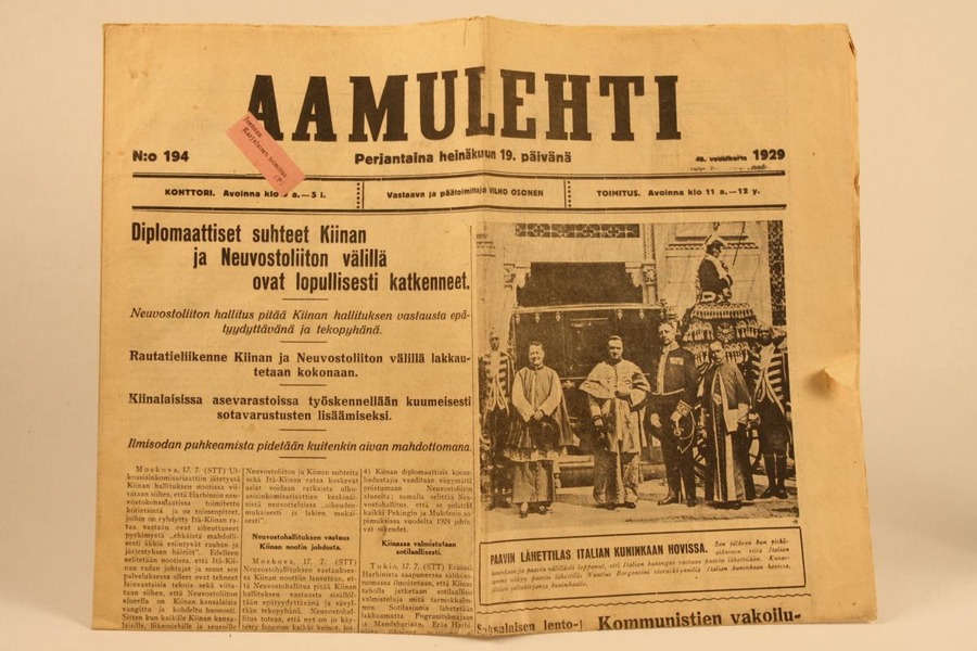 8 -sivuinen sanomalehti, Aamulehti n:o 194 - 1929, 48 vuosikerta. Perjantaina heinäkuun 19. päivänä 1929. Tiedot konttorin ja toimituksen aukioloista. Etusivulla on kuva paavista vierailemassa Italian kuninkaan hovissa ja vasemmassa alareunassa kuva maapaossa olevasta Afganistanin entisestä kuninkaasta ja hänen perheestänsä. Päivän pääuutisena on Diplomaattiset suhteet Kiinan ja Neuvostoliiton välillä ovat lopullisesti katkenneet. Takasivulla on pääasiassa ilmoituksia.