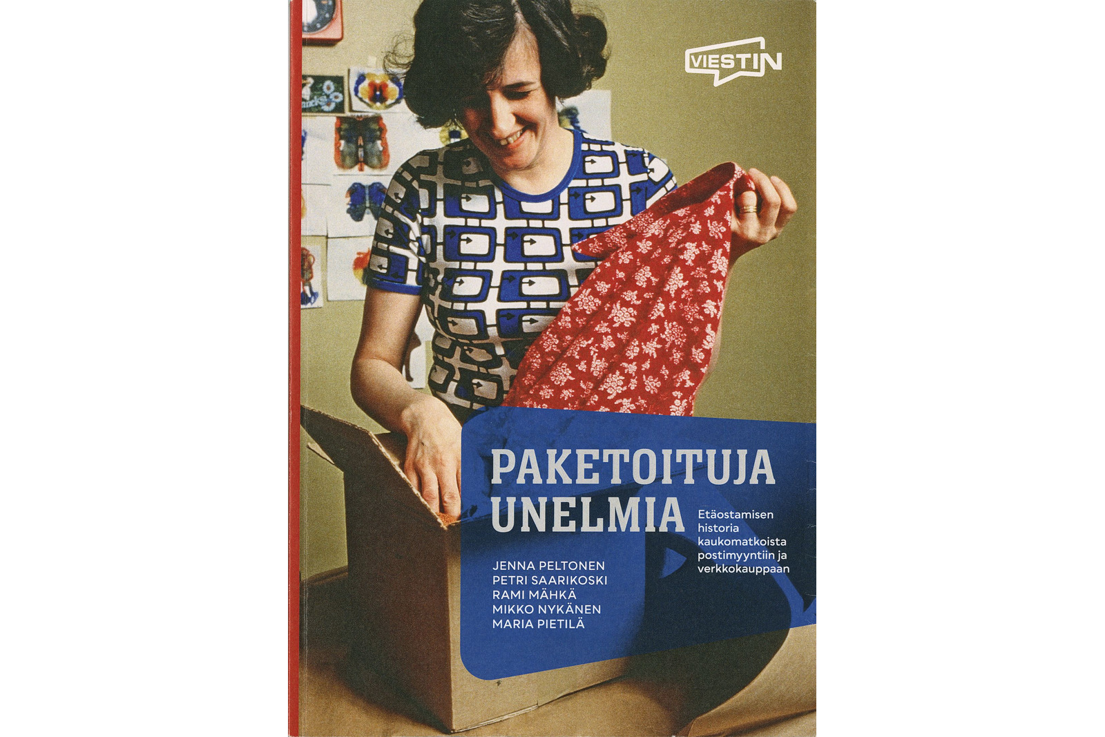 nainen ottaa pahvilaatikosta vaatetta iloisella mielellä.