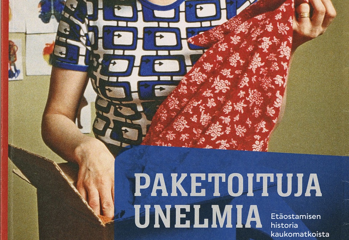 nainen ottaa pahvilaatikosta vaatetta iloisella mielellä.