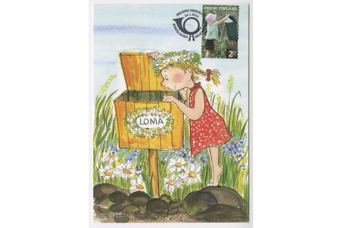 Piirroskuvassa tyttö kurkistaa kesäisessä maisemassa postilaatikkoon, jossa lukee loma; yläpuolella on postimerkki, jossa lapsi ottaa postia postilaatikosta.