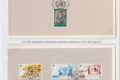 Postimerkkikokoelma sivu, missä on kaksi postimerkkisarjaa leimoilla. Yläpuolella on kolmen merkin sarja, alapuolella yksi kahden merkin ja toinen neljän merkin sarja.