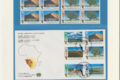 Postimerkkikokoelma sivu, mikä on Anthony J. Fouracren allekirjoituksella varustettuna. Sivulla on sinisellä pohjalla yläpuolella kaksi neljän postimerkin arkkia ja alapuolella on kirjekuori kuudella merkillä sekä kahdella leimalla.