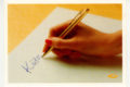 Vaakatasoinen postikortti, jossa on punalakatuin sormin käsi kirjoittamassa kuulakärkikynällä Kiitos. Oikeassa alalaidassa on postin tyylitelty postitorvi-logo.