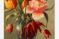 Pystymallisessa piirroskortissa kukkamaljakossa erilaisia punasävyisiä ja oransseja kukkia, osa lakastuneena ja terälehtiä pöydällä.
