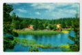 Vaakatasoinen postikortti, jossa on valokuva järvimaisemasta punaisella mökillä.