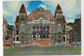 Vaakatasoinen postikortti, jossa on kuva Aleksis Kiven patsaasta taustallaan Kansallisteatteri.