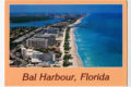 Vaakatasoinen postikortti, jossa on valokuva merenrantakaupungista. Tekstinä haalean oranssilla pohjalla Bal Harbour, Florida