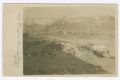 Vaakamallinen postikortti, jossa mustavalkoinen kuva kaatuneista ihmisistä kalliolla, järvimaisema taustalla. Vasemmassa reunassa kirjoitettuna 1918 Tampere Mustalahden kallio