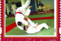 Postimerkin kuvassa judotilanne.