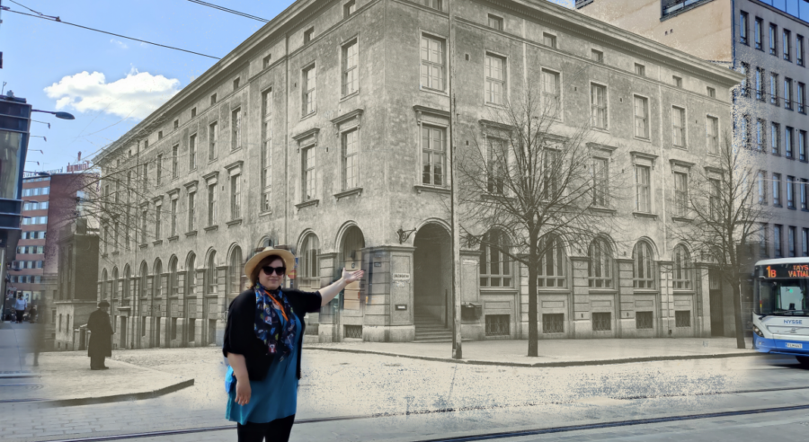 Opas osoittaa vanhaa postitaloa Tampereen keskustassa.