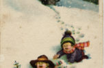 Pystytasoisessa piirroskortissa kaksi lasta möhkii lumessa itkien. Toisella on hautautuneena lumeen kuusi. Heidän jälkensä tulevat taustalla olevasta mökistä lumisateessa. Kortin alareunassa on teksti God jul.